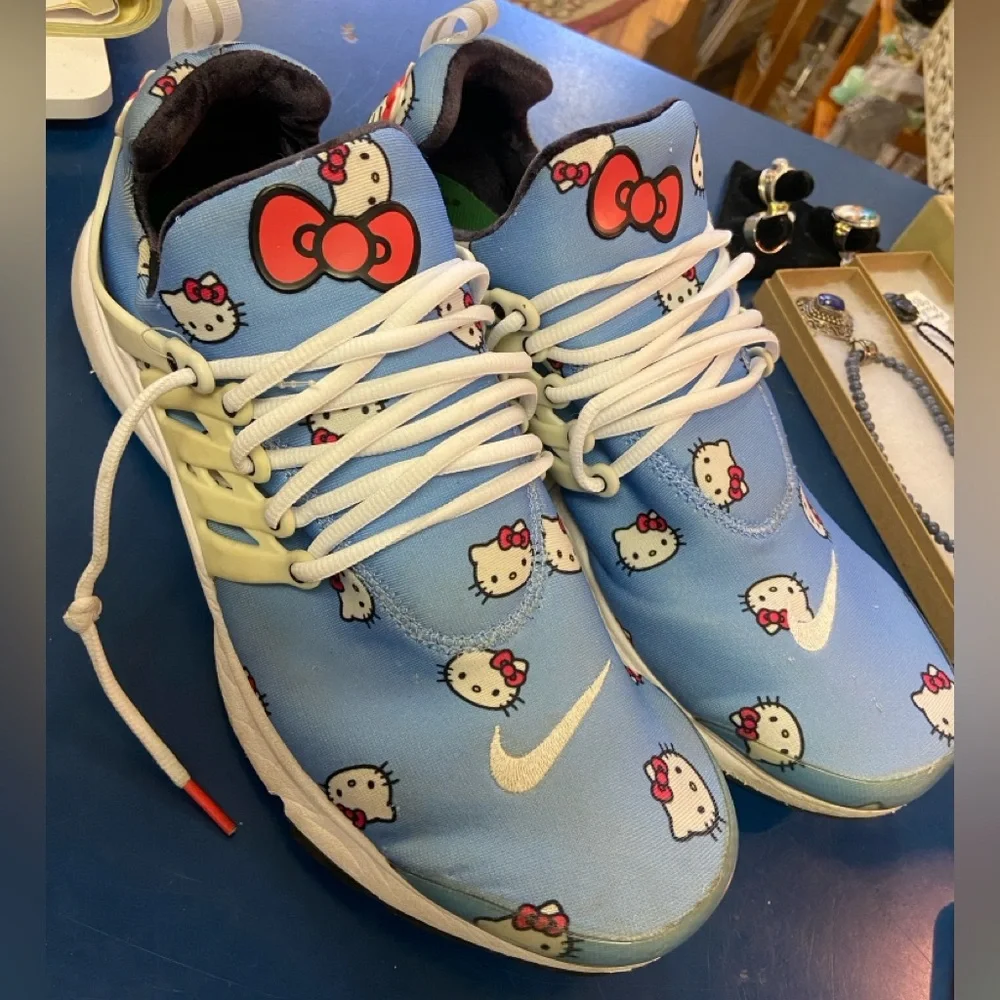 Hello Kitty Sanrio Nike Men’s Size 14 Good Condition - Picture 2 of 11